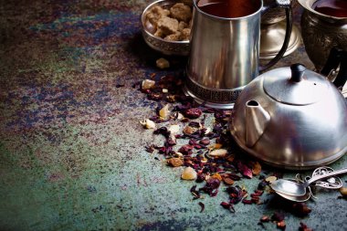 çay sıcak bir içecek olduğunu