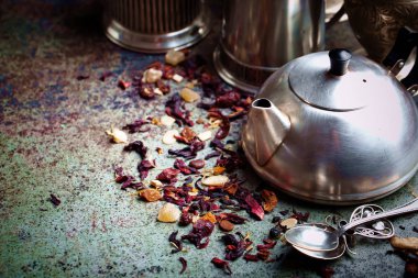 Çay sıcak içecek masada bileşiminde