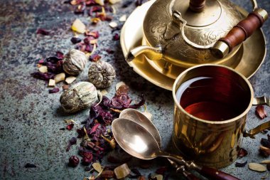 Çay sıcak içecek masada bileşiminde