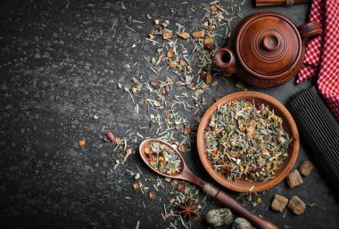 Çay sıcak içecek masada bileşiminde