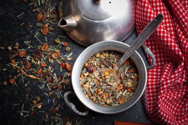 Çay sıcak içecek masada bileşiminde