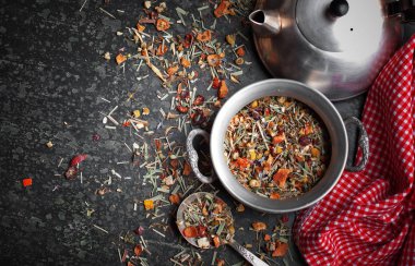 Çay sıcak içecek masada bileşiminde