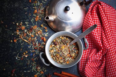 Çay sıcak içecek masada bileşiminde