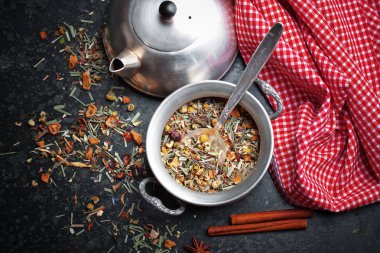 Çay sıcak içecek masada bileşiminde