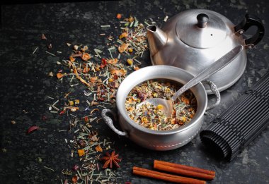 Çay sıcak içecek masada bileşiminde