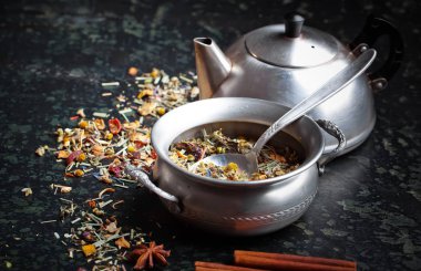 Çay sıcak içecek masada bileşiminde