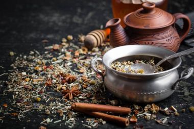 Çay sıcak içecek masada bileşiminde