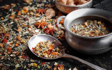 Çay sıcak içecek masada bileşiminde