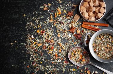 Çay sıcak içecek masada bileşiminde