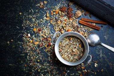 Çay sıcak içecek masada bileşiminde