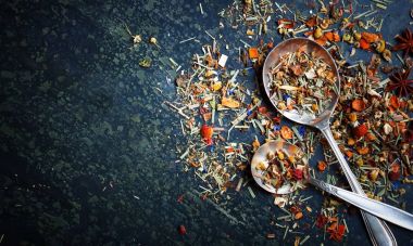 Çay sıcak içecek masada bileşiminde