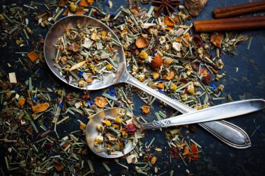 Çay sıcak içecek masada bileşiminde