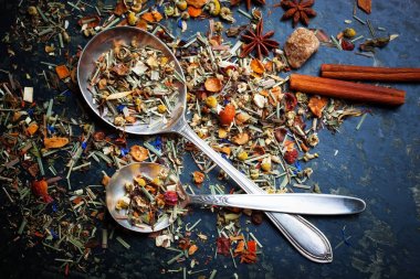 Çay sıcak içecek masada bileşiminde