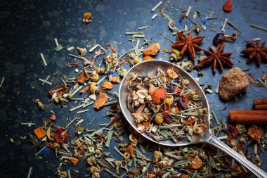 Çay sıcak içecek masada bileşiminde