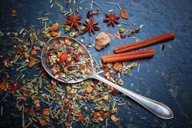 Çay sıcak içecek masada bileşiminde