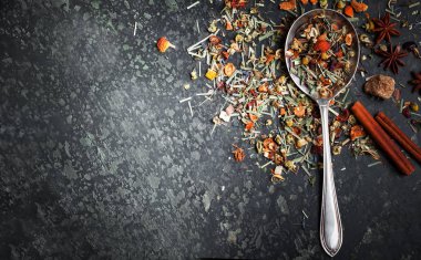 Çay sıcak içecek masada bileşiminde