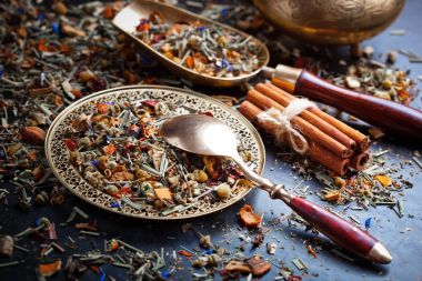 Çay sıcak içecek masada bileşiminde