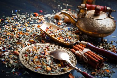 Çay sıcak içecek masada bileşiminde