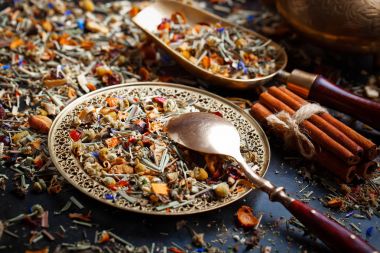 Çay sıcak içecek masada bileşiminde