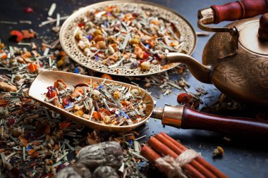 Çay sıcak içecek masada bileşiminde