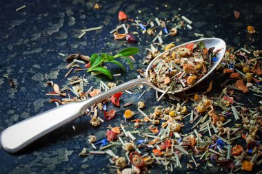 Çay sıcak içecek masada bileşiminde