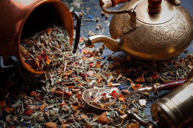 Çay sıcak içecek masada bileşiminde