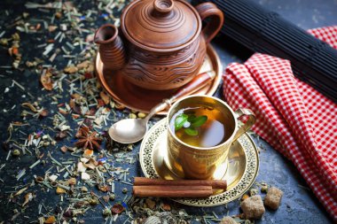 Çay sıcak içecek masada bileşiminde