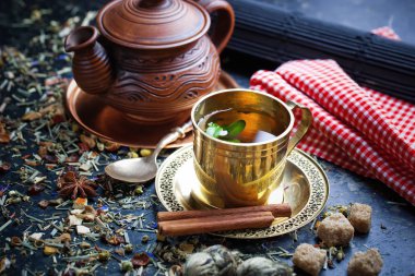 Çay sıcak içecek masada bileşiminde