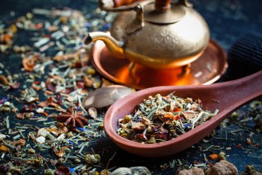 Çay sıcak içecek masada bileşiminde