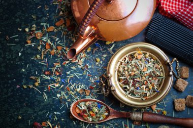 Çay sıcak içecek masada bileşiminde