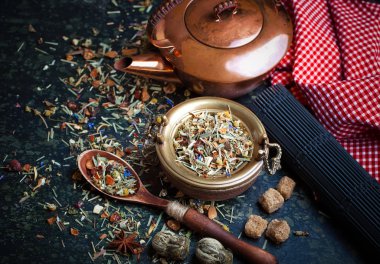 Çay sıcak içecek masada bileşiminde