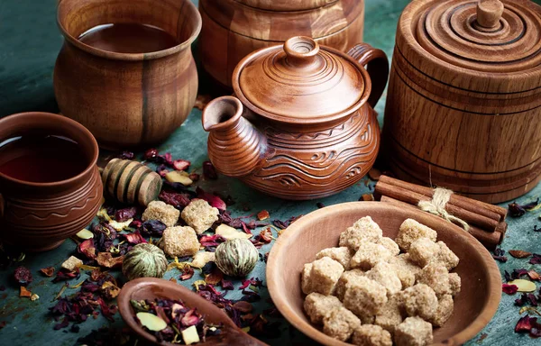 çay sıcak bir içecek olduğunu