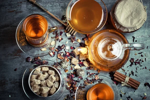 çay sıcak bir içecek olduğunu