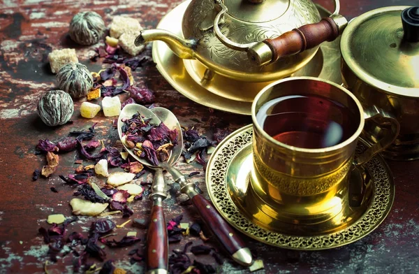 Çay sıcak içecek masada bileşiminde