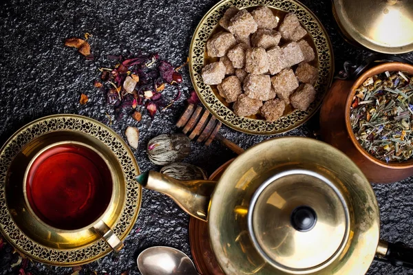 Bebida quente de chá na composição na mesa — Fotografia de Stock