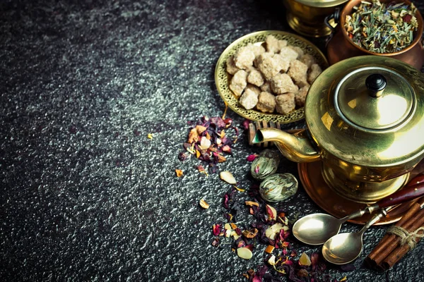 Bebida caliente de té en la composición sobre la mesa —  Fotos de Stock