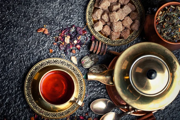 Bebida caliente de té en la composición sobre la mesa —  Fotos de Stock