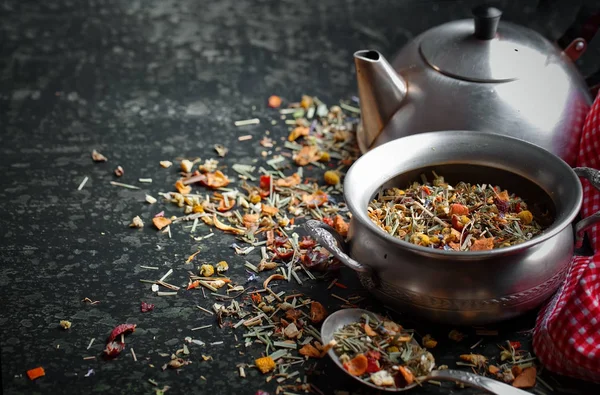 Çay sıcak içecek masada bileşiminde