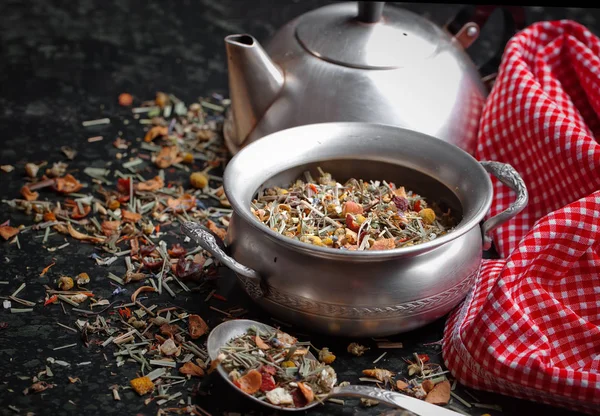 Çay sıcak içecek masada bileşiminde