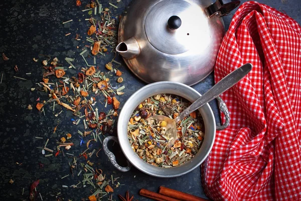 Çay sıcak içecek masada bileşiminde