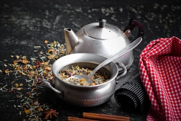 Çay sıcak içecek masada bileşiminde