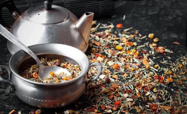 Çay sıcak içecek masada bileşiminde