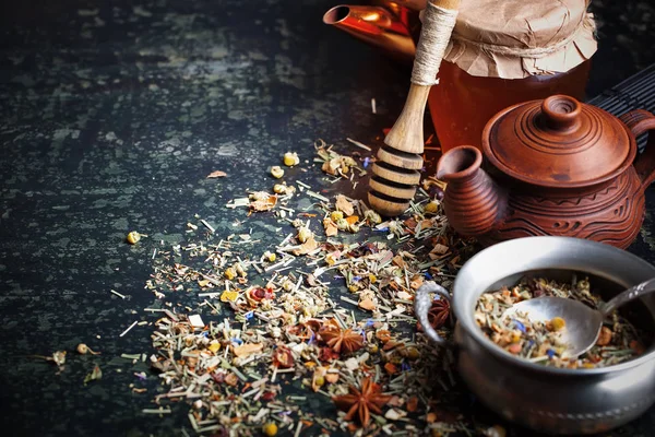 Bebida caliente de té en la composición sobre la mesa —  Fotos de Stock