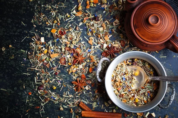 Çay sıcak içecek masada bileşiminde