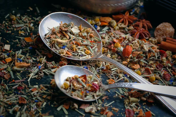 Bebida caliente de té en la composición sobre la mesa — Foto de Stock