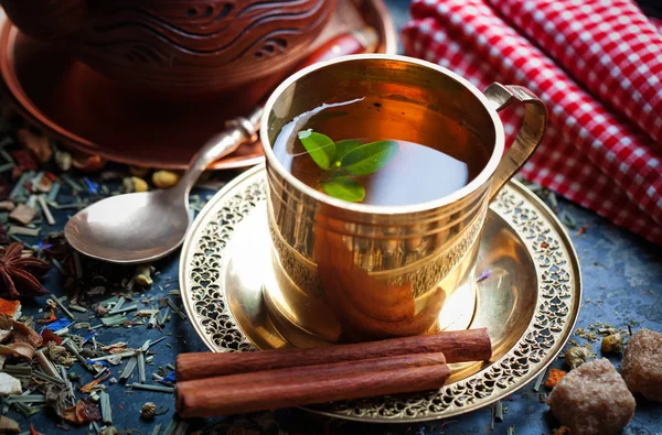 Çay sıcak içecek masada bileşiminde