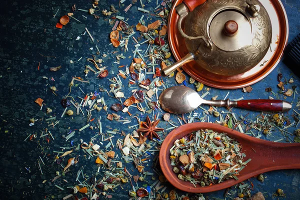 Herbaty gorący napój w składzie na stole — Zdjęcie stockowe
