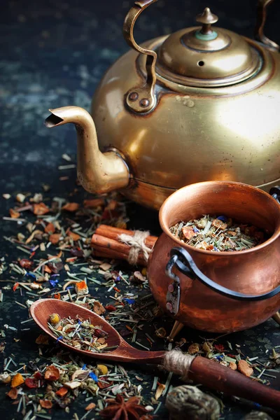 Τσάι ζεστό ρόφημα στη σύνθεση πάνω στο τραπέζι — Φωτογραφία Αρχείου