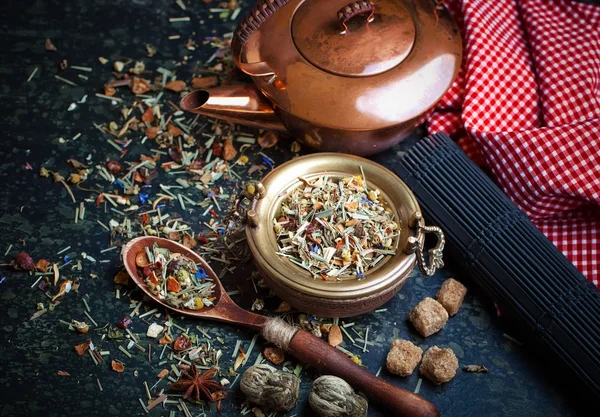 Çay sıcak içecek masada bileşiminde