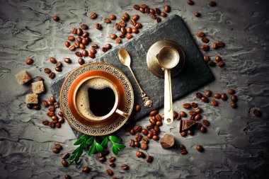 Siyah kahve sıcak bir içecek olduğunu